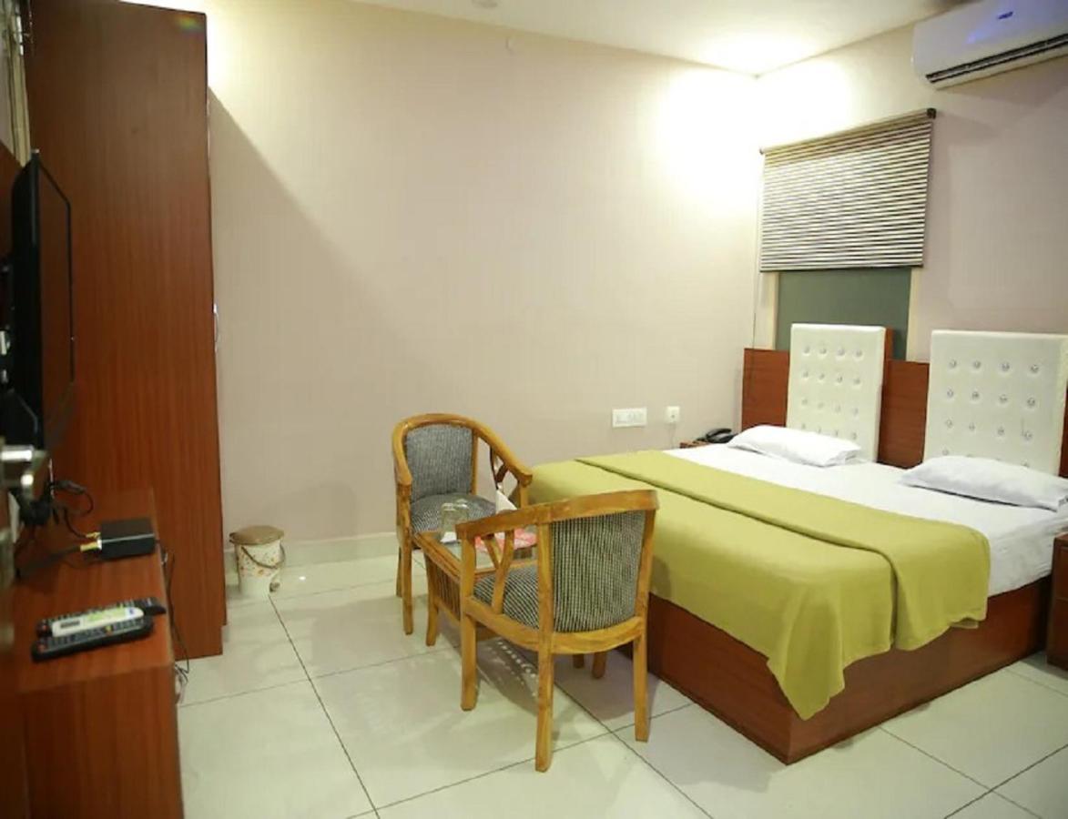 Hotel Kings, Rohtak Екстер'єр фото